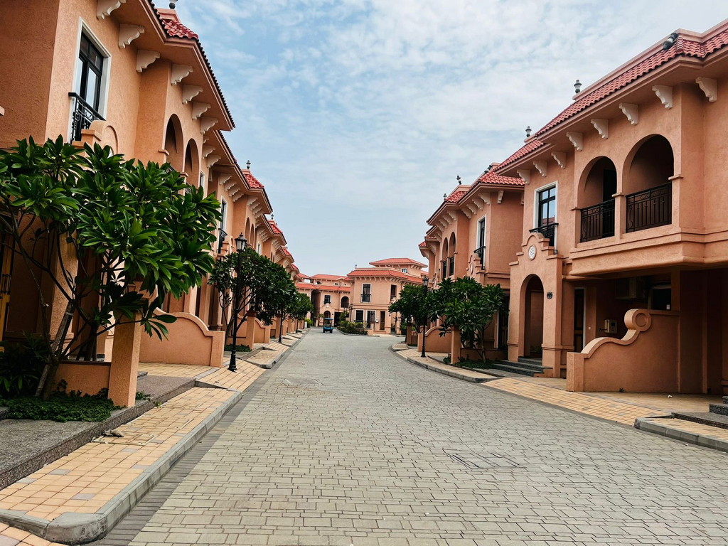 FH128 | Rajhans Feriado